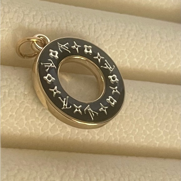 Louis Vuitton medallion - Picture 1 of 4